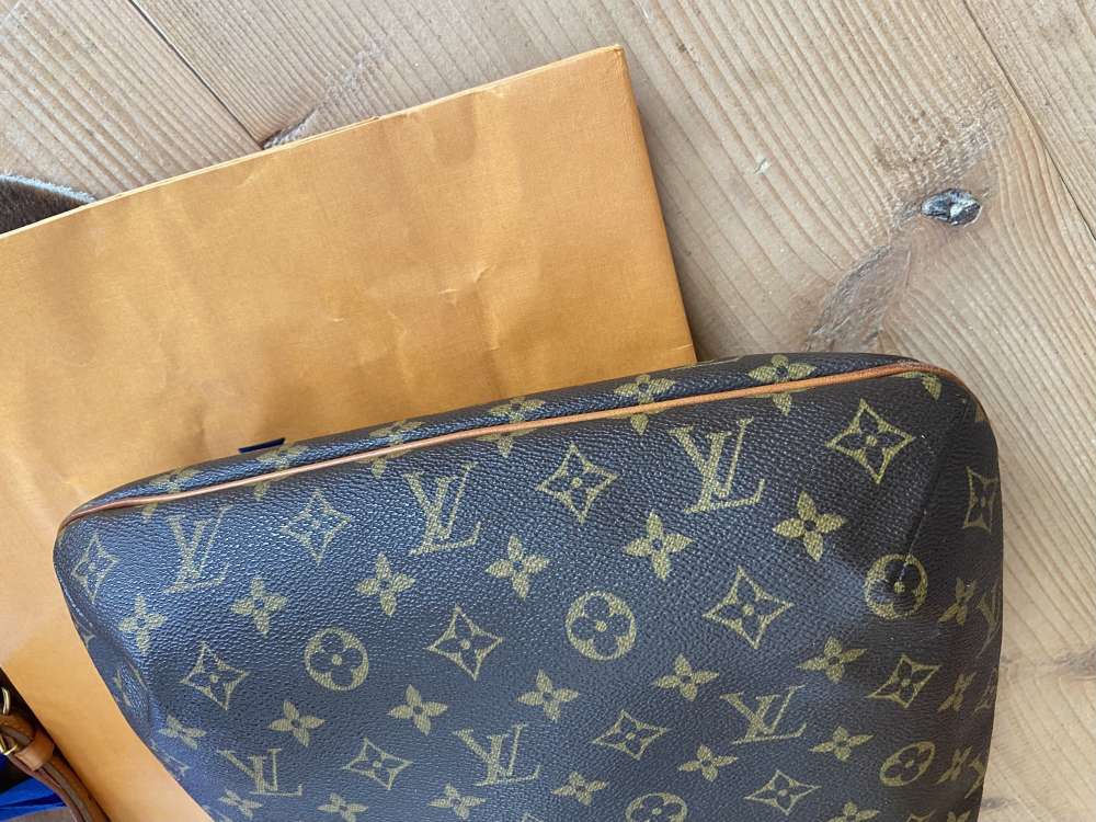 Louis Vuitton messenger