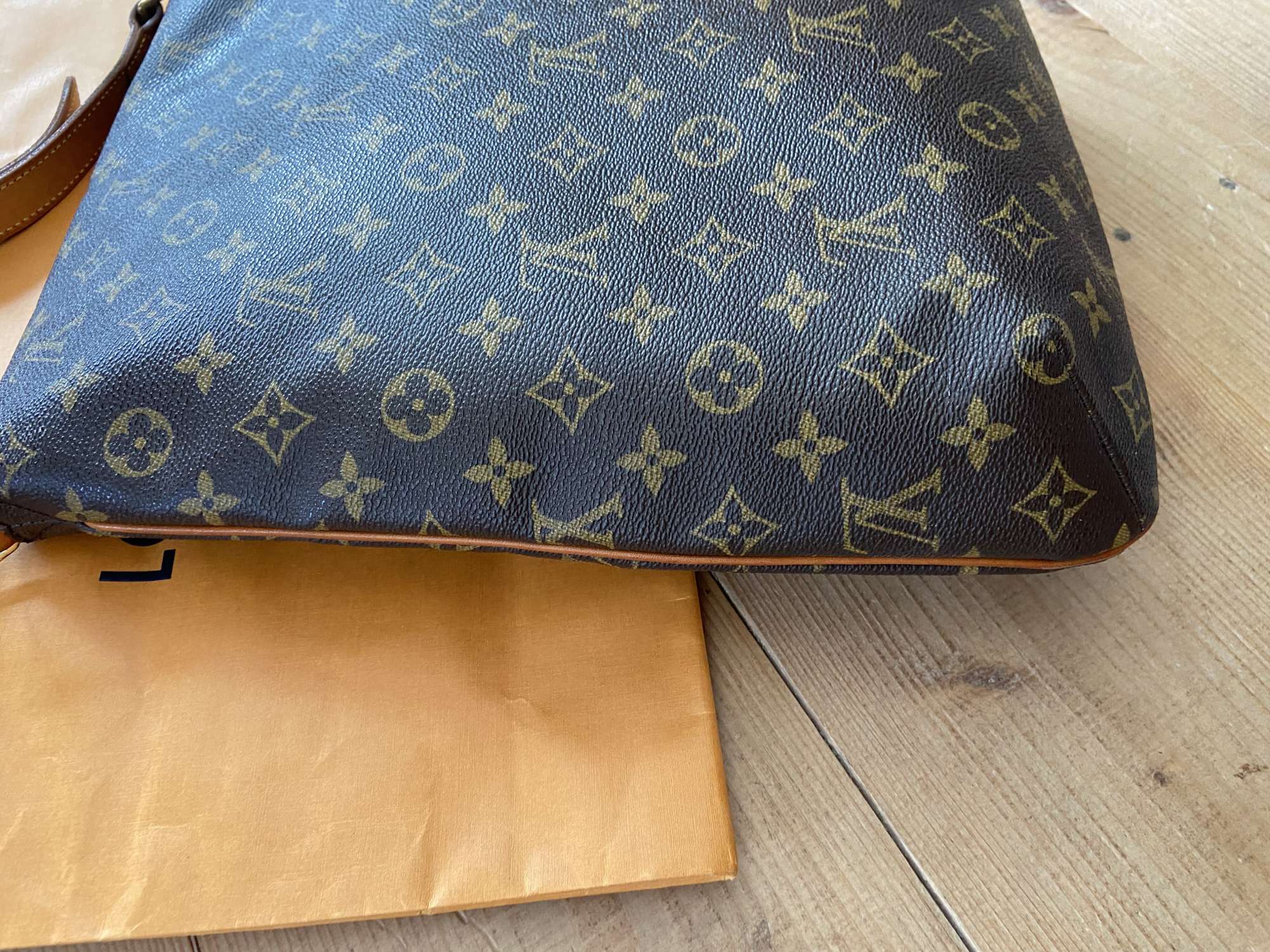 Louis Vuitton messenger