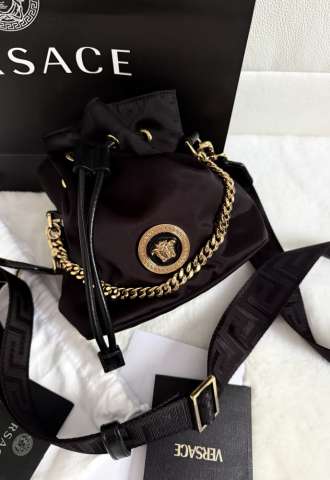 https://www.vipluxury.sk/Nylonová crossbody kabelka Versace Medusa