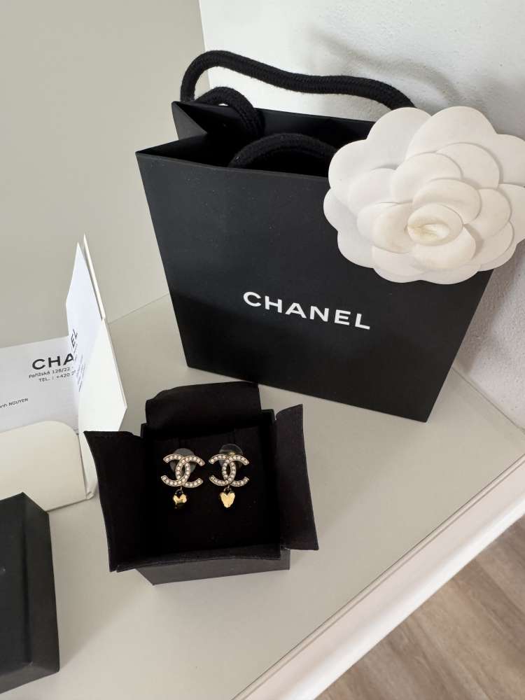 Chanel zlaté náušnice srdíčka