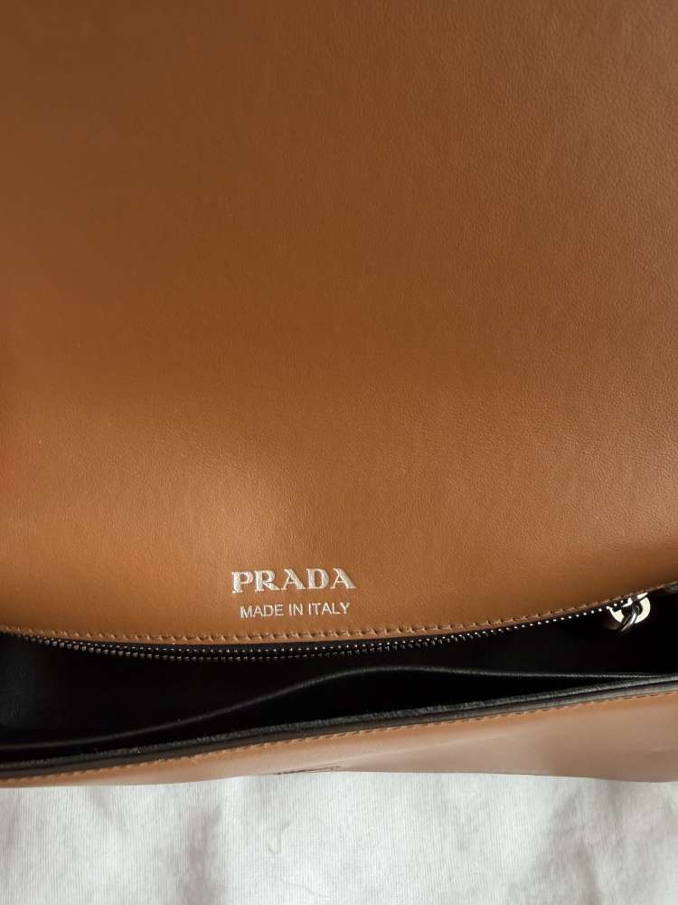 Kožená kabelka Prada - Miláno