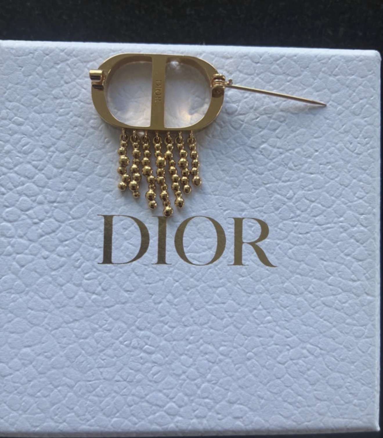 Dior brošňa