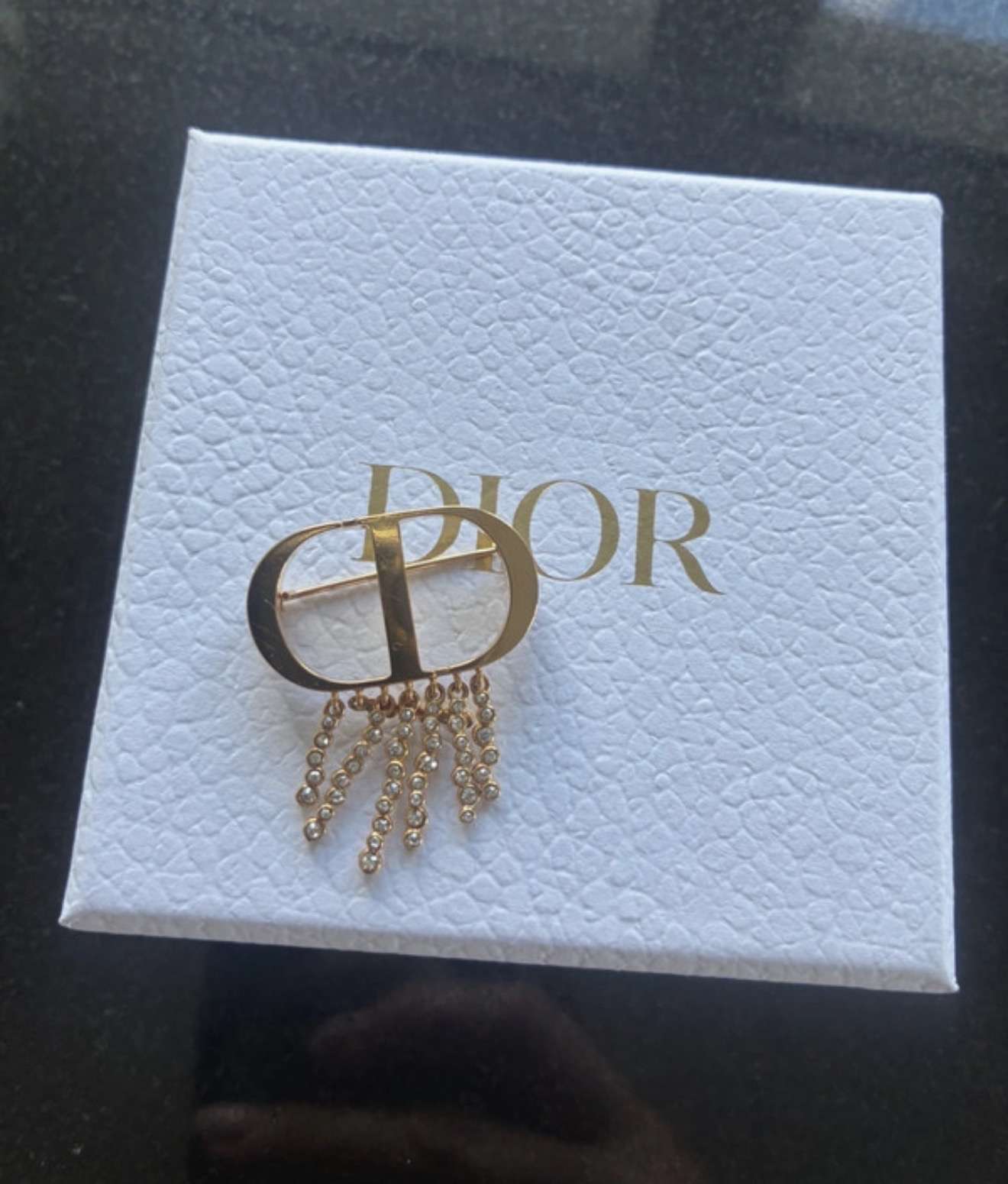 Dior brošňa