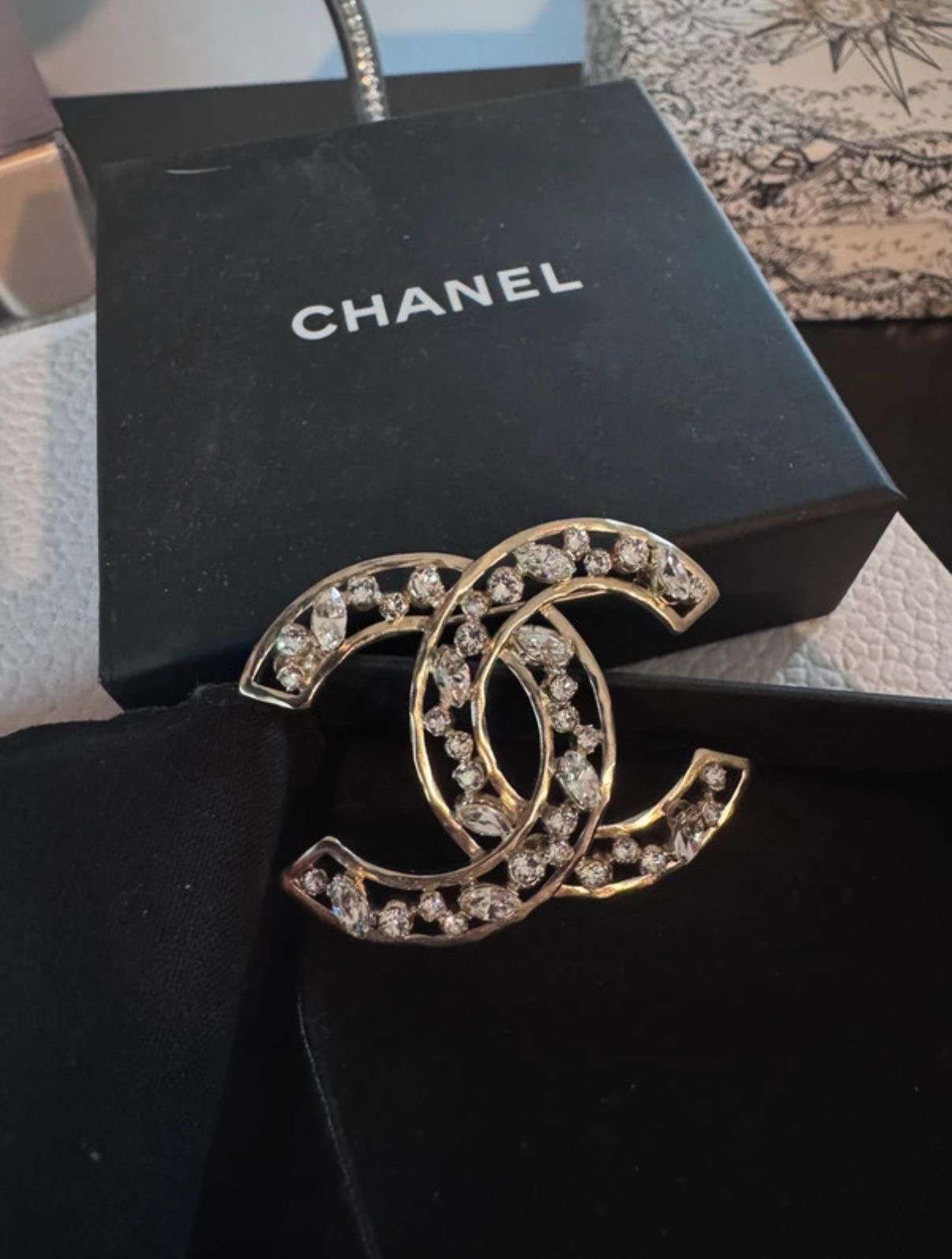 Chanel brošňa
