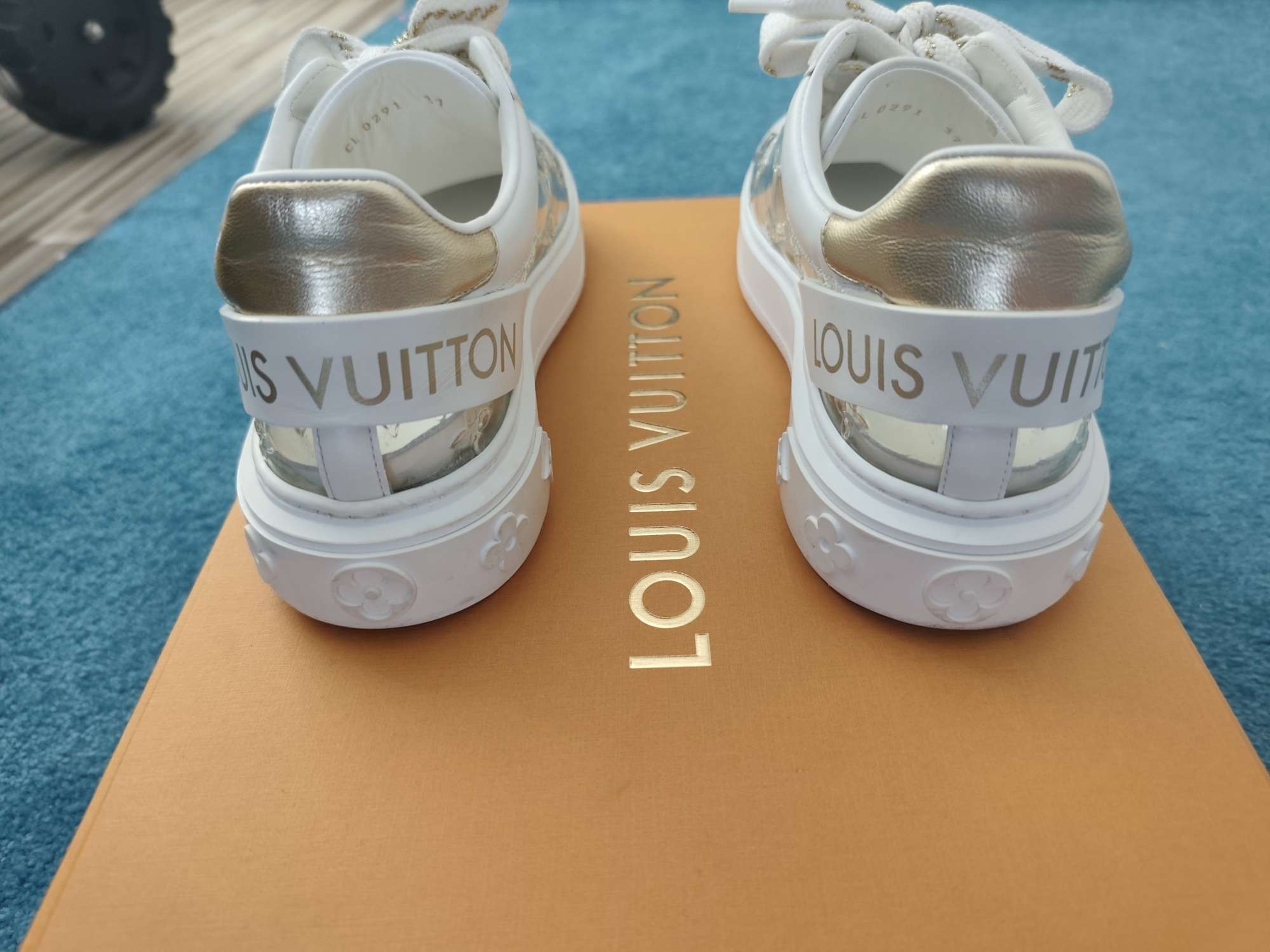 Louis Vuitton Time Out transparent