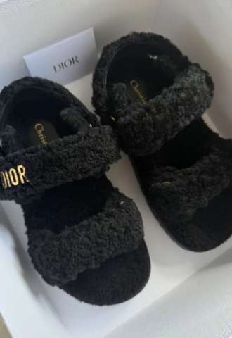 https://www.vipluxury.sk/Dior sandalky