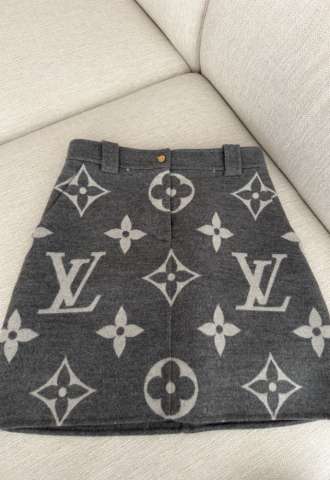 https://www.vipluxury.sk/Louis Viutton sukňa