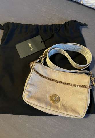https://www.vipluxury.sk/Versace crossbody kabelka
