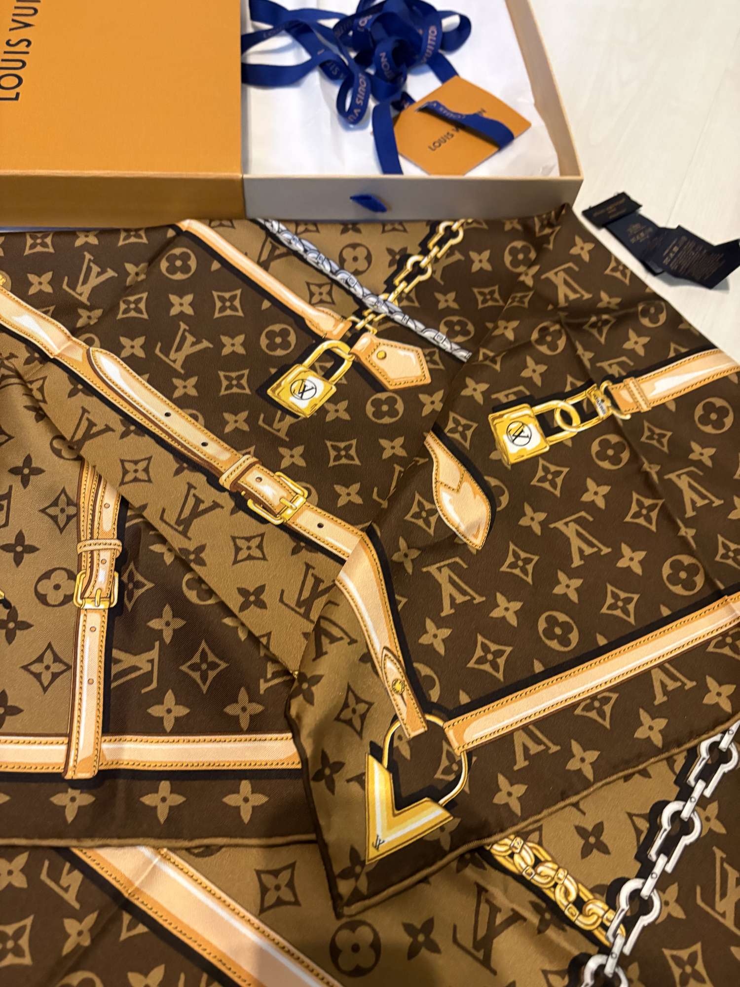 Louis Vuitton Confidential Square 90
