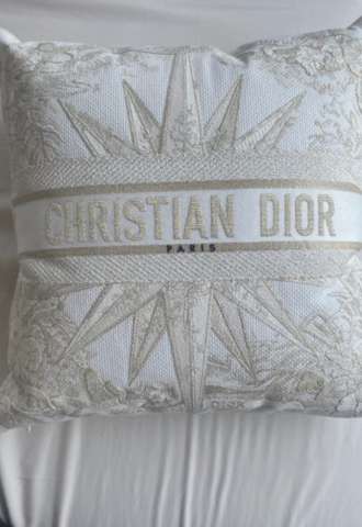 https://www.vipluxury.sk/Dior vankus