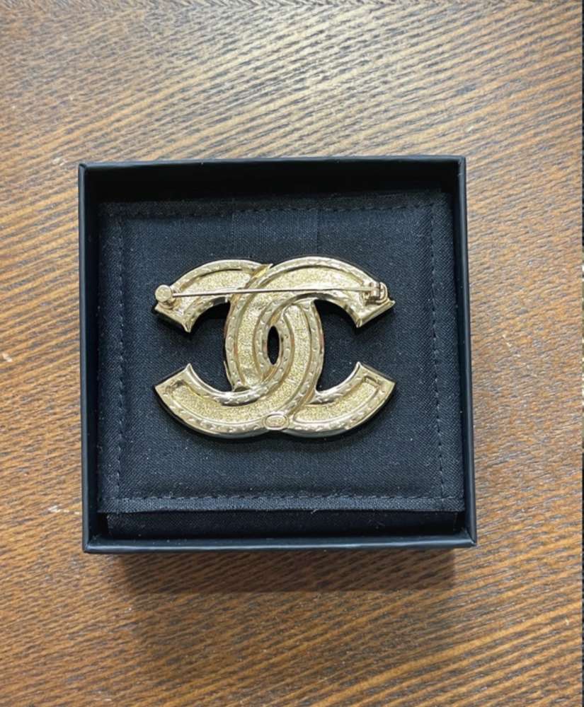 Chanel brošňa