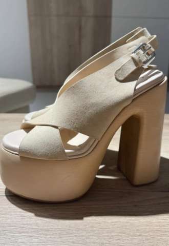 https://www.vipluxury.sk/Casadei vysoke sandálky