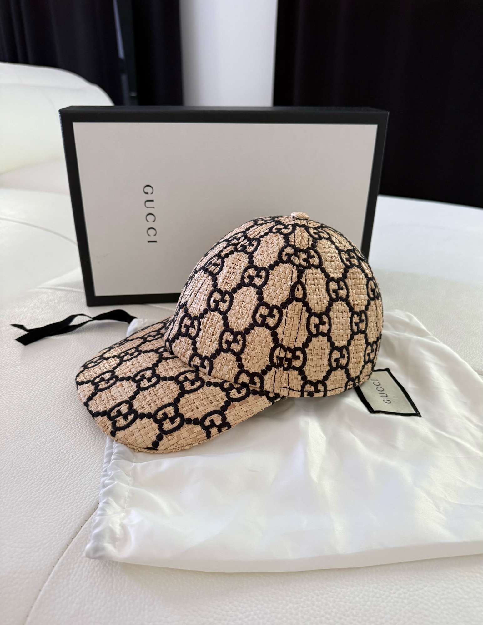 Klobúk Gucci Raffia GG s monogramom