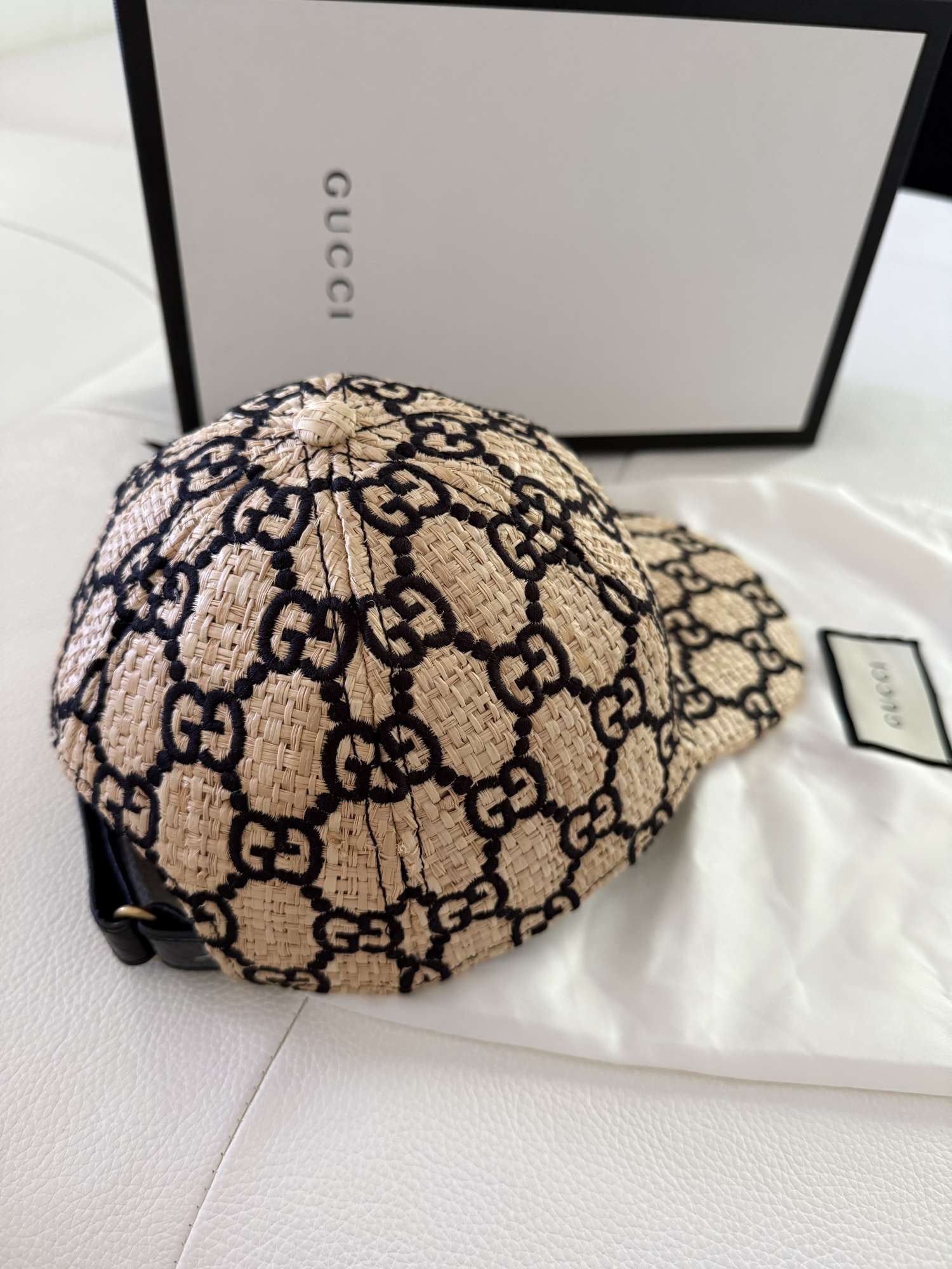 Klobúk Gucci Raffia GG s monogramom