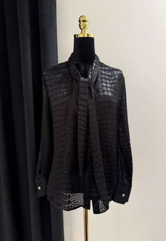 https://www.vipluxury.sk/Versace hodvábna blúzka