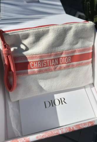 https://www.vipluxury.sk/Dior kozmetická taška