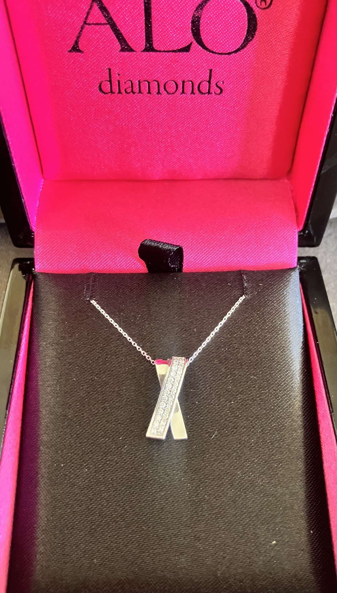 ALO DIAMONDS prívesok biele zlato, diamanty a retiazka značky Klenota