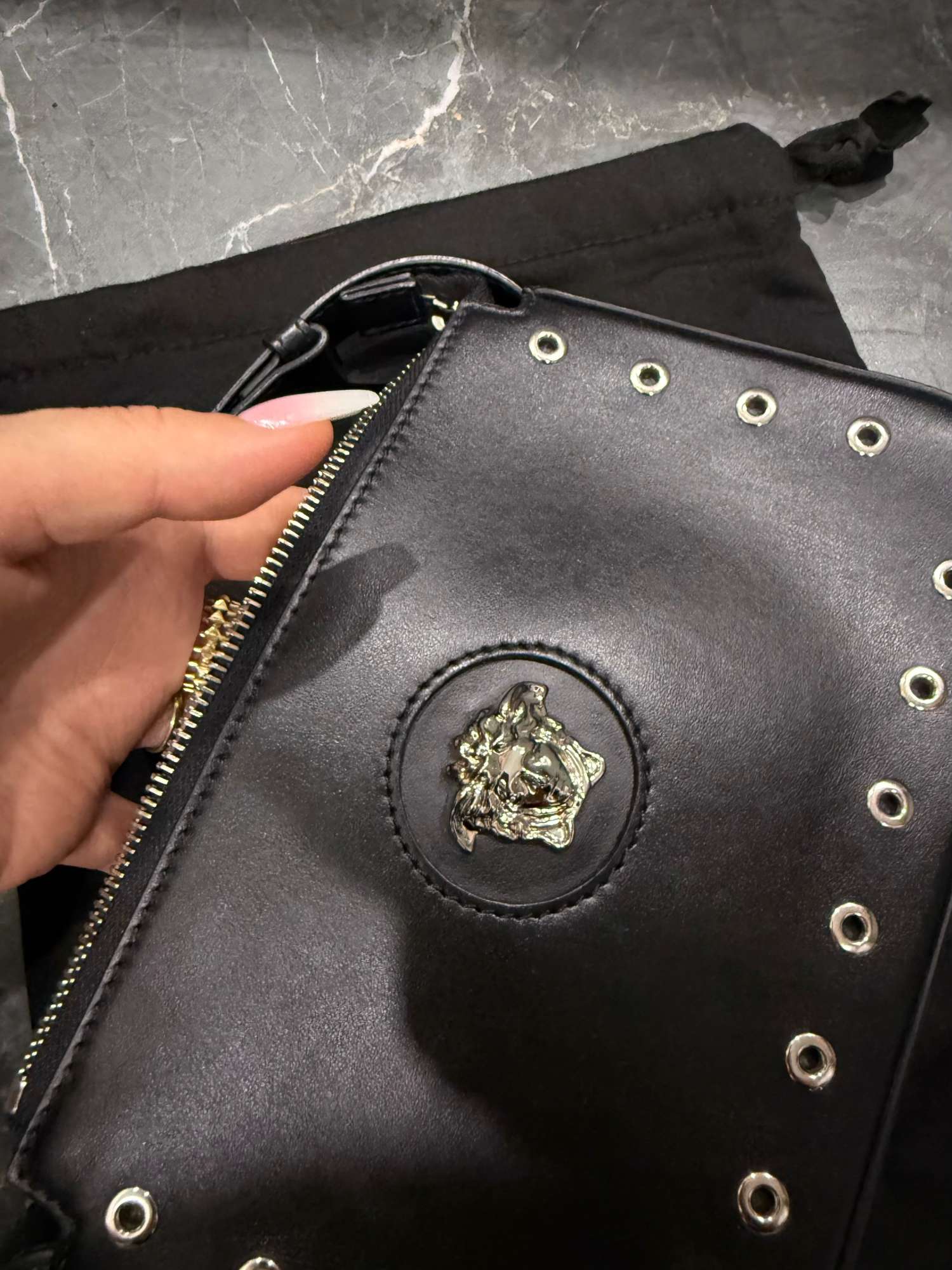 Versace kožená crossbody kabelka