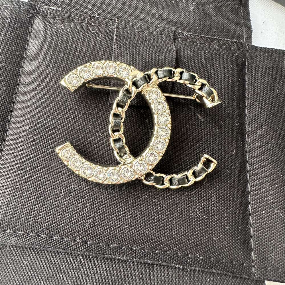 Chanel brošňa