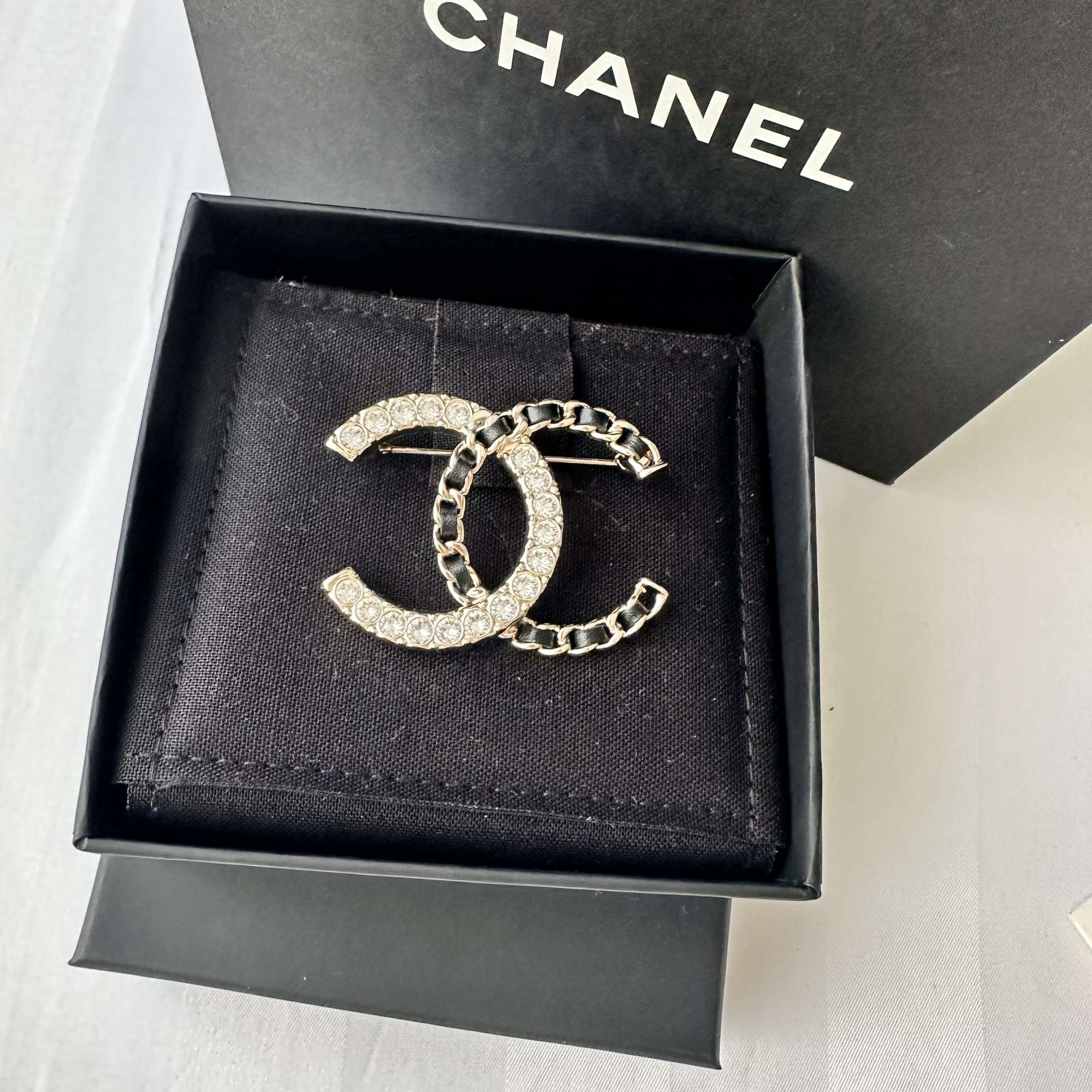 Chanel brošňa