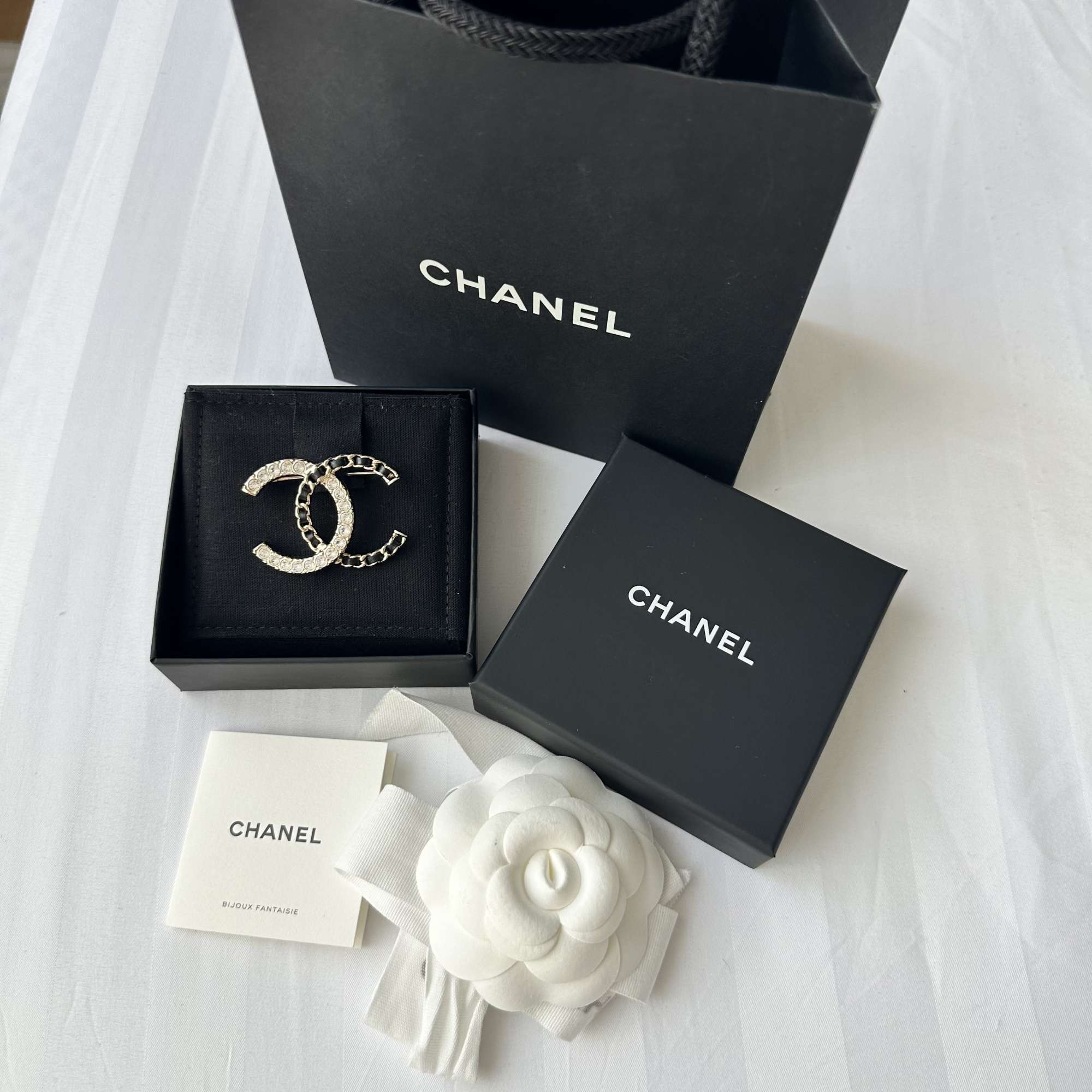 Chanel brošňa