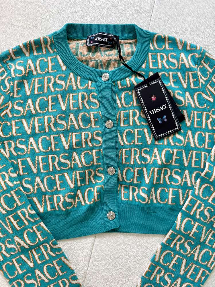 Kardigan od Versace a Dua Lipy