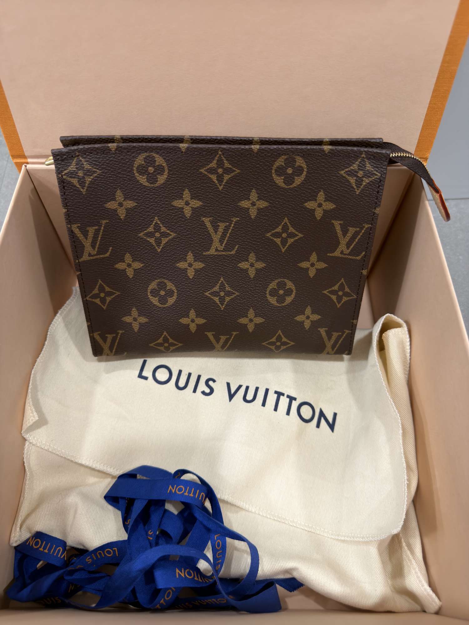 Louis vuitton pochette toilette monogram