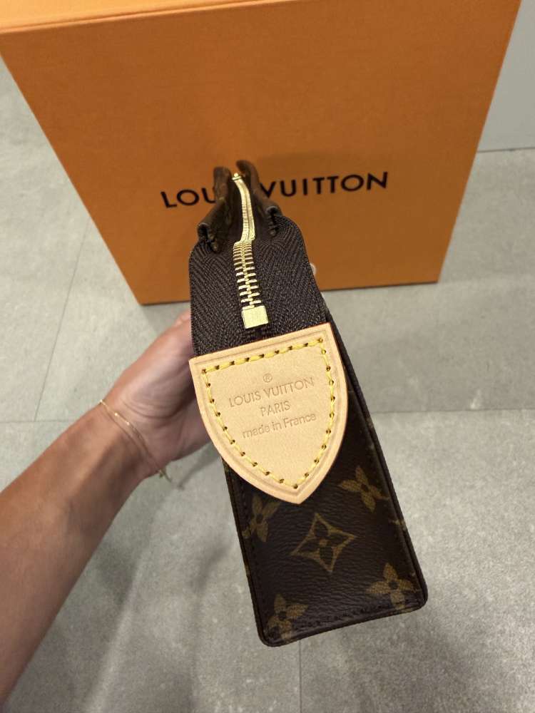 Louis vuitton pochette toilette monogram