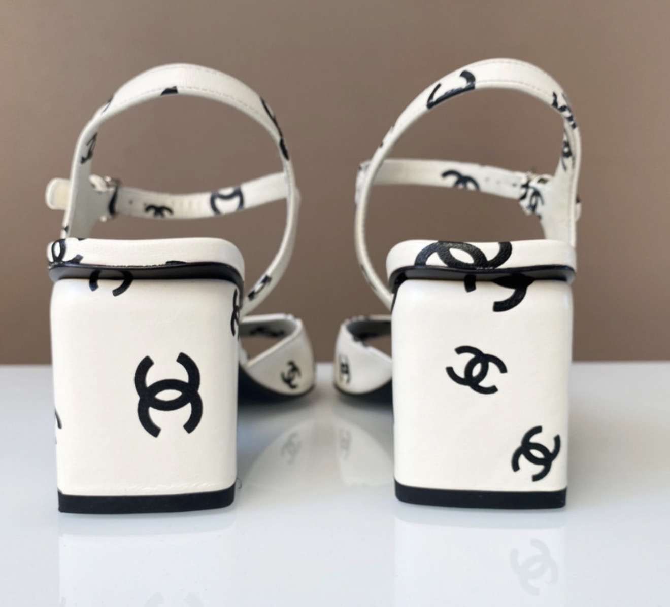 Chanel sandalky