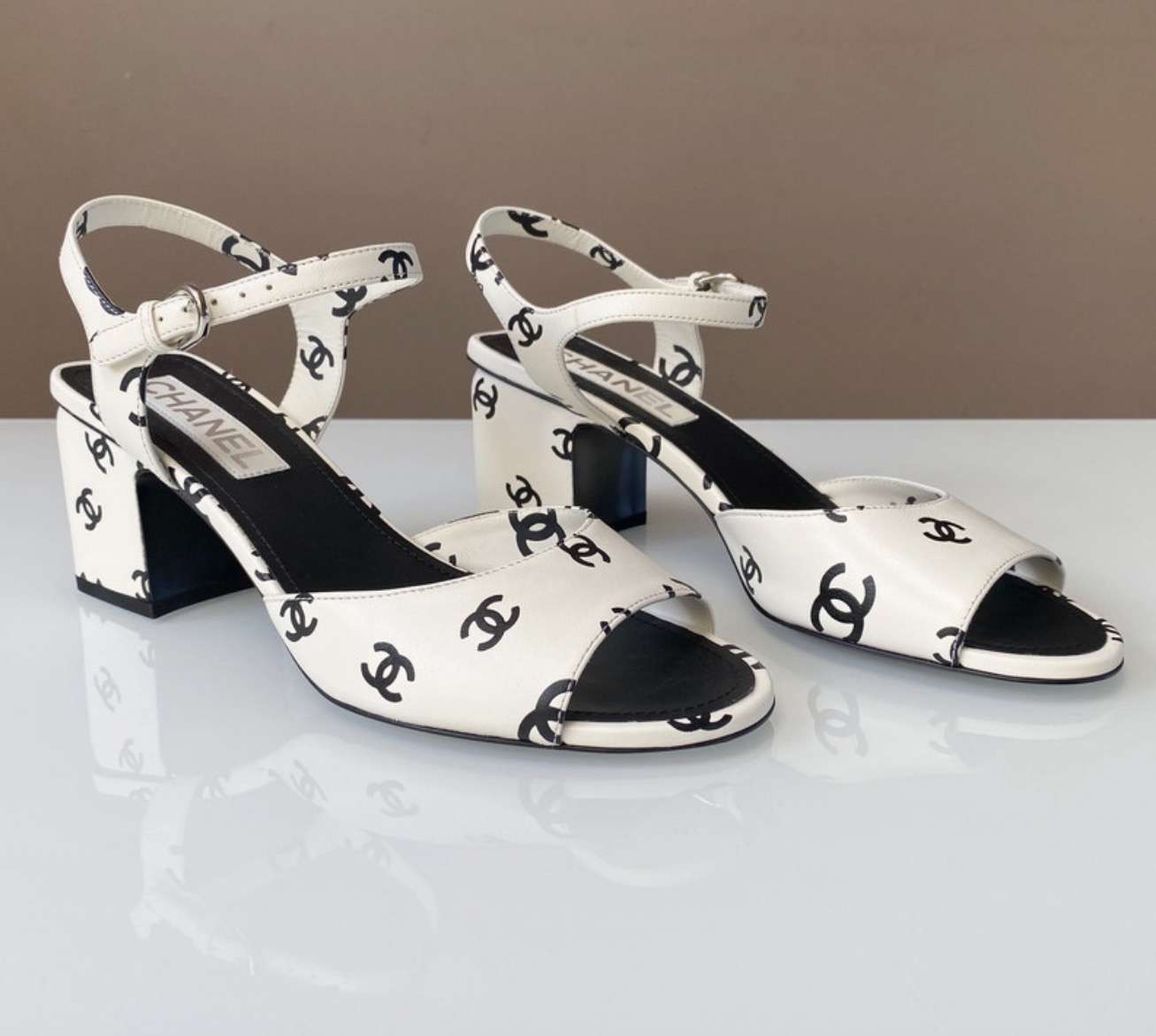 Chanel sandalky