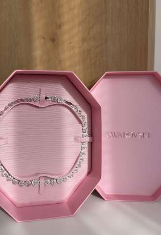 https://www.vipluxury.sk/Ariana Grande x Swarovski náhrdelník