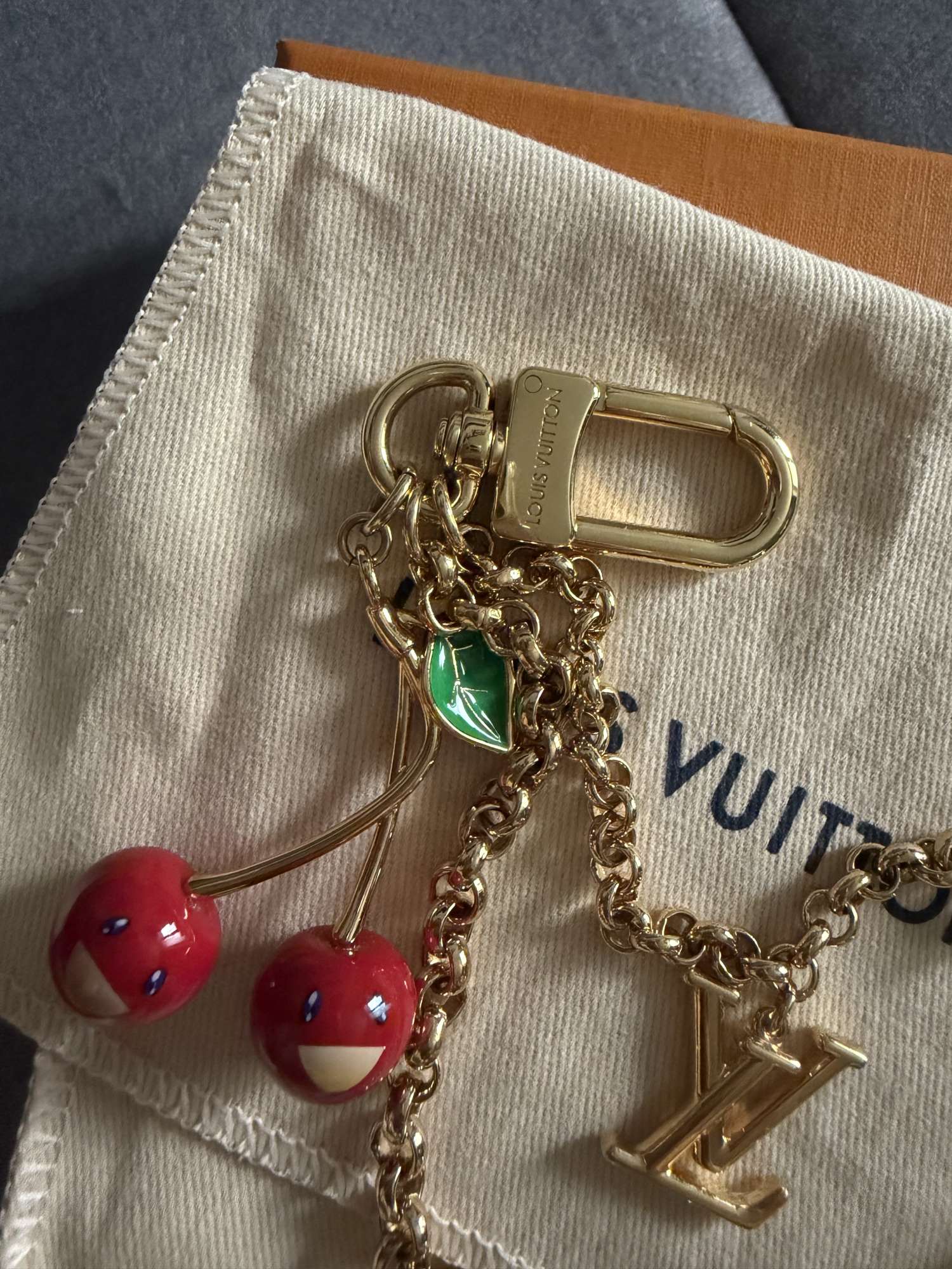 Louis Vuitton × Murakami Cherry Bag Chain 2025 – faktúra, vypredané