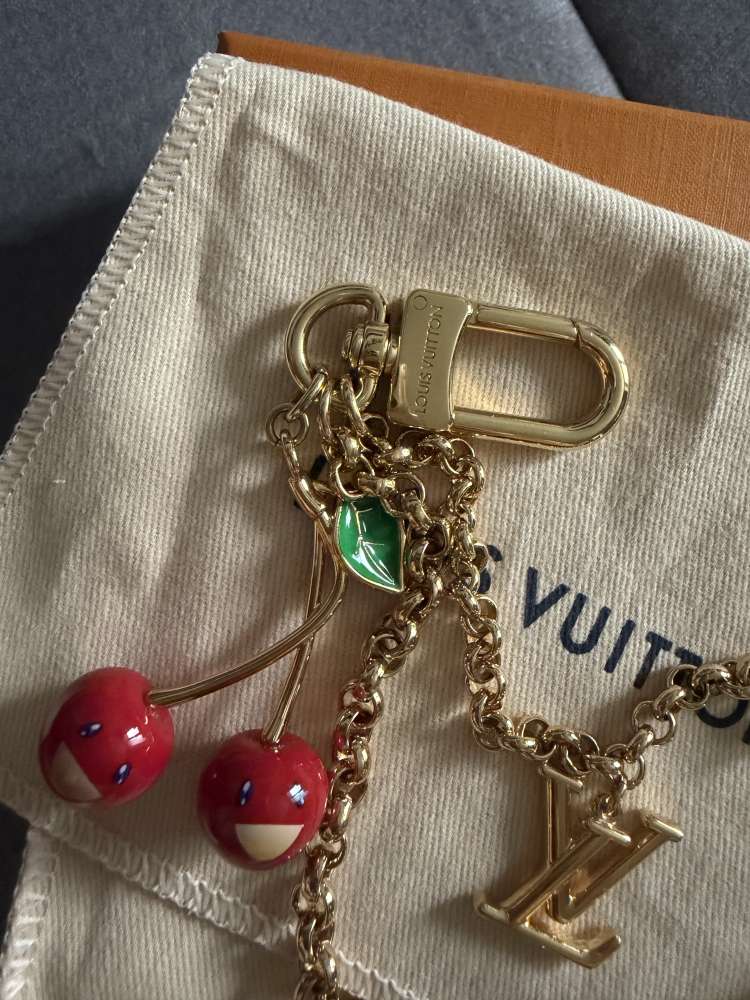 Louis Vuitton × Murakami Cherry Bag Chain 2025 – faktúra, vypredané