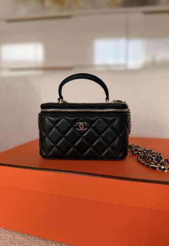 https://www.vipluxury.sk/CHANEL Vanity Avec Poignée AP2199 – Black Lambskin | Kompletné balenie