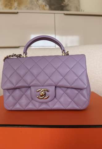 https://www.vipluxury.sk/CHANEL Coco Handle Mini – Lavender Lambskin | Kompletné balenie