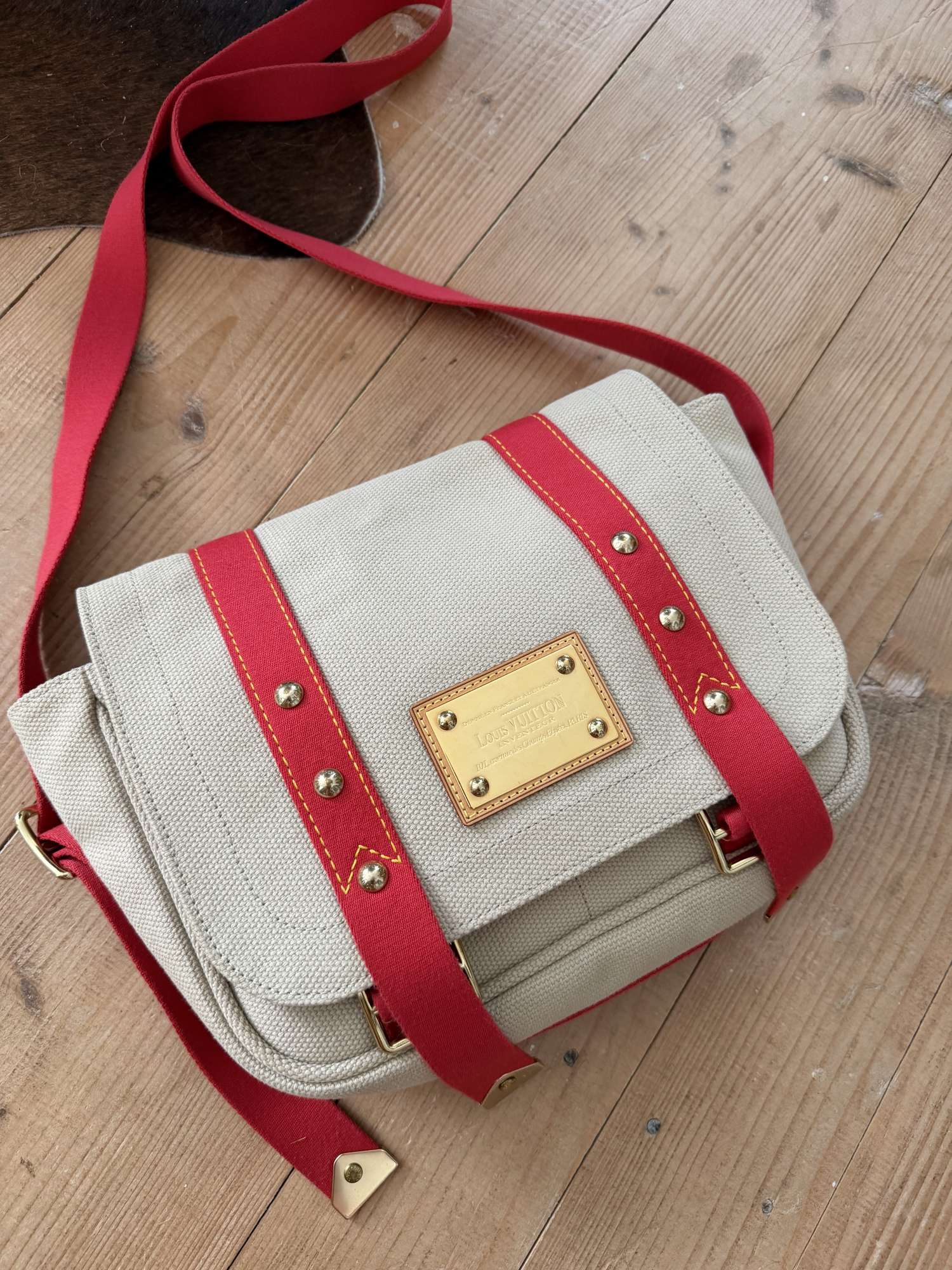 Louis Vuitton Antigua Messenger