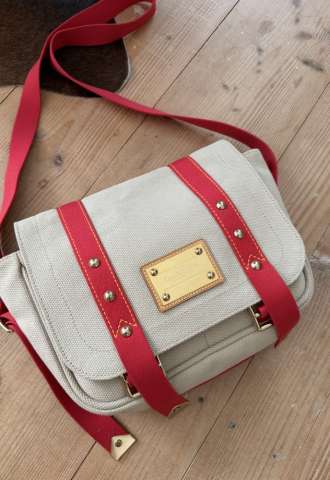 https://www.vipluxury.sk/Louis Vuitton Antigua Messenger