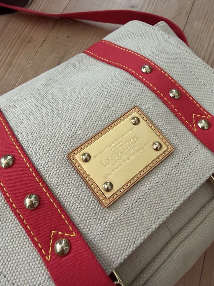Louis Vuitton Antigua Messenger