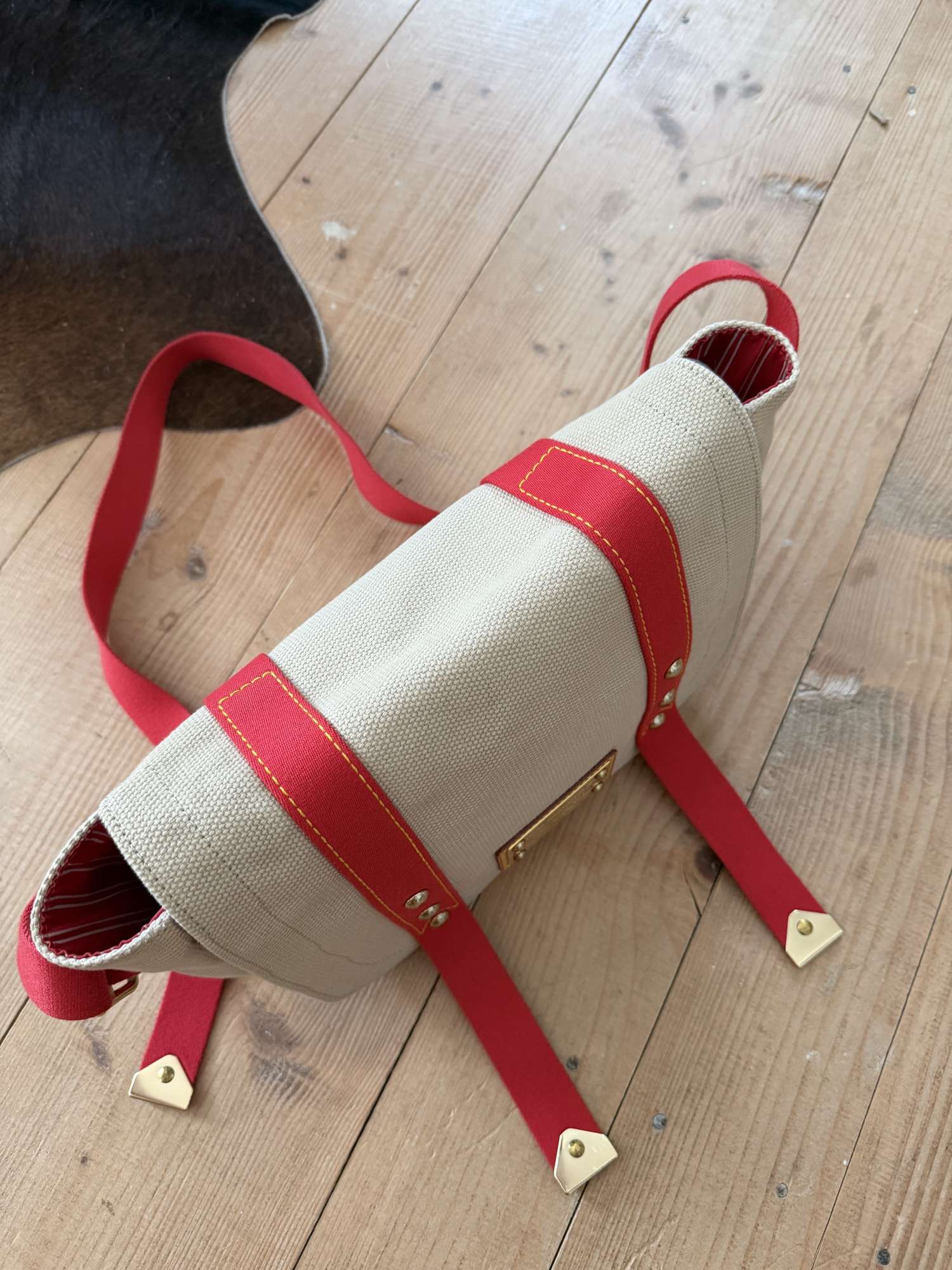 Louis Vuitton Antigua Messenger