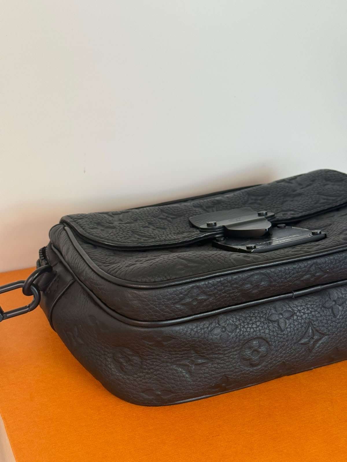 Louis Vuitton crossbody čierna