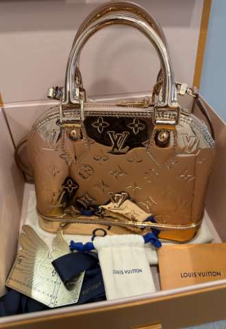 https://www.vipluxury.sk/Nová limitka LV SKI kabelka Rose gold