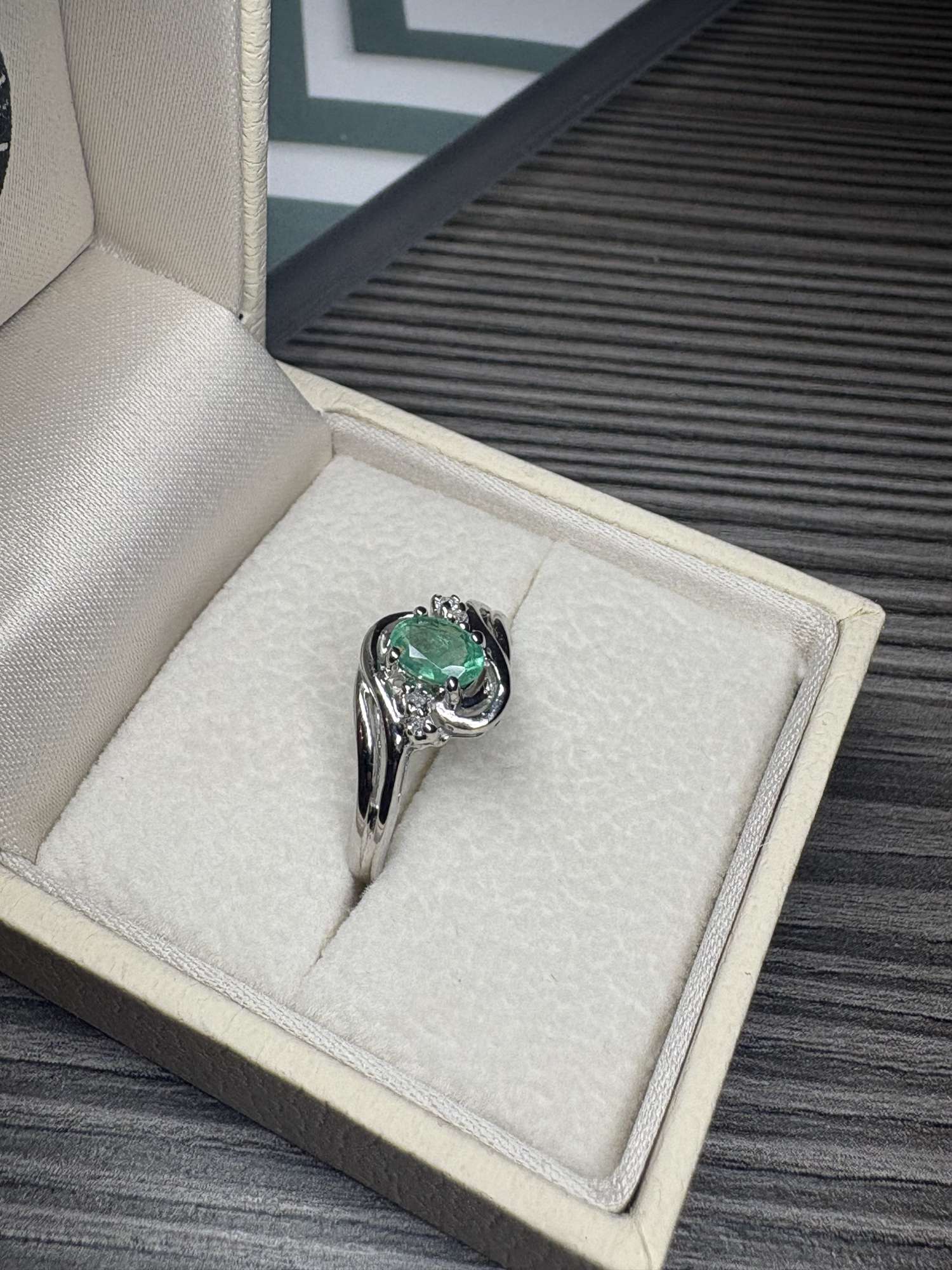 14k prsteň z bieleho zlata so smaragdom a diamantmi