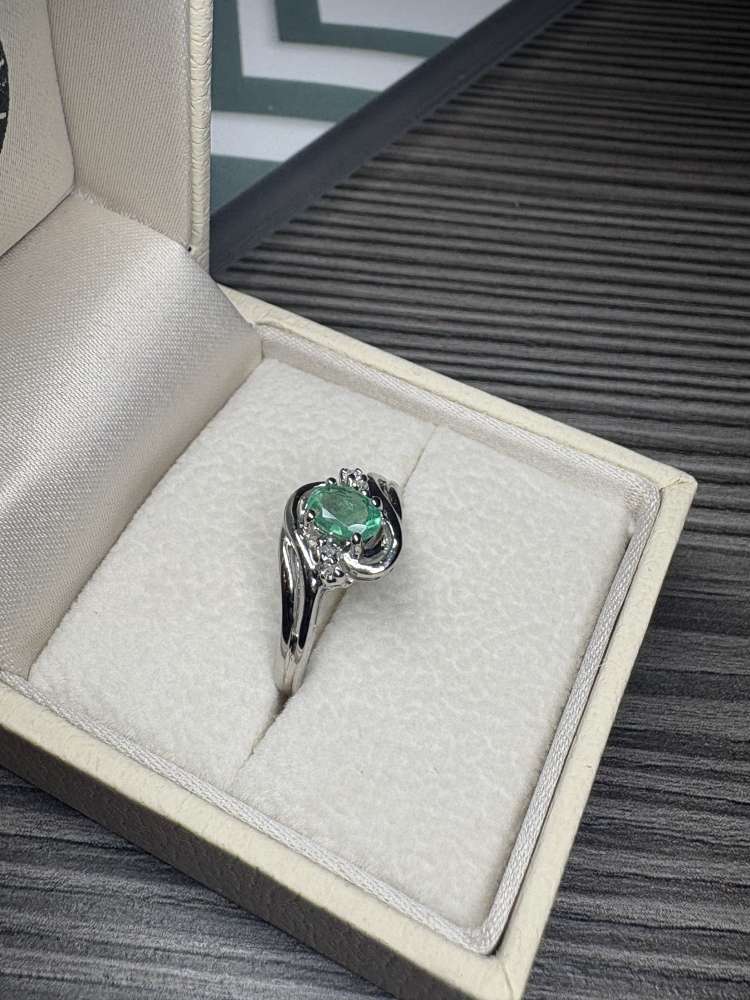 14k prsteň z bieleho zlata so smaragdom a diamantmi