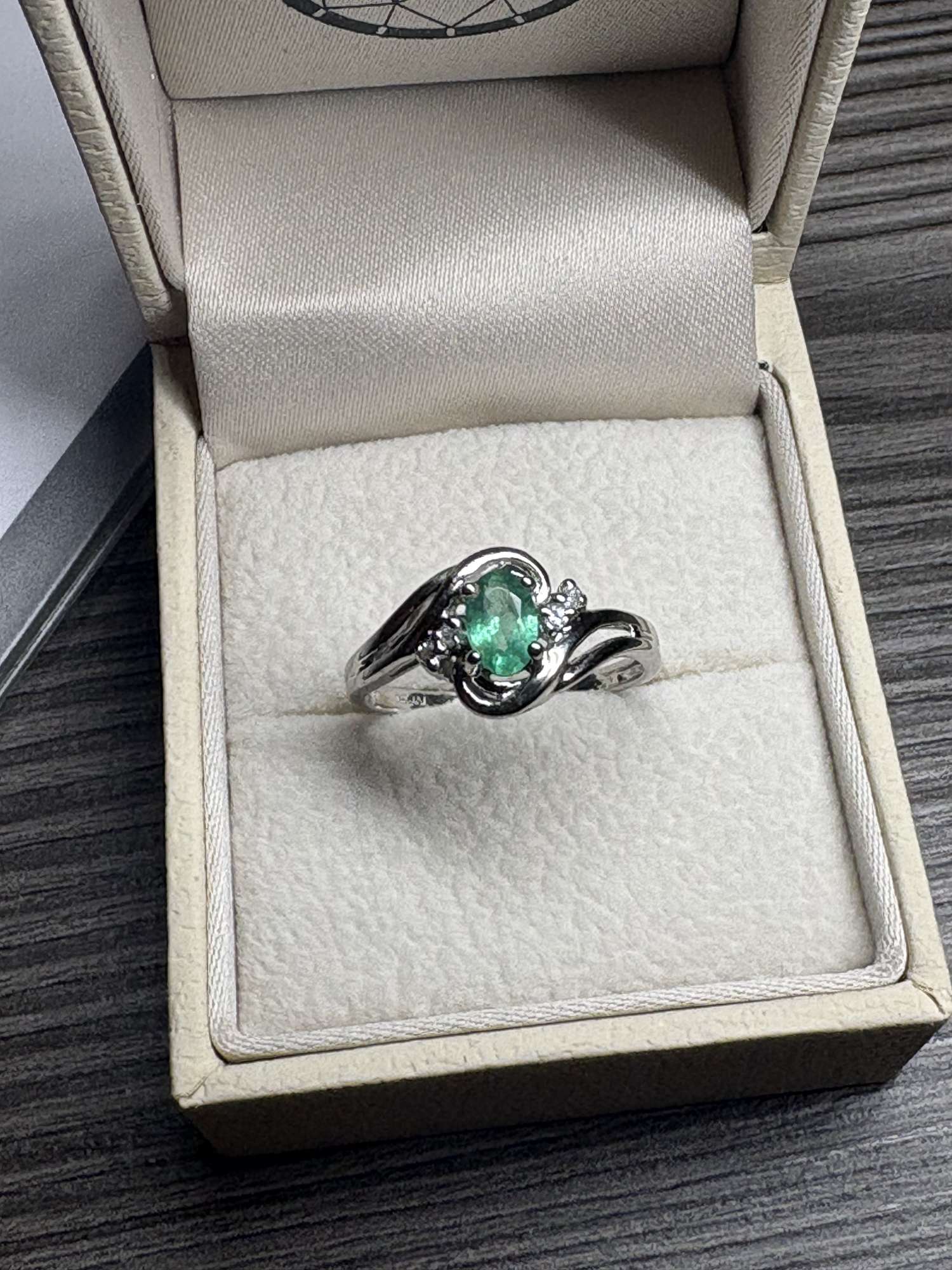 14k prsteň z bieleho zlata so smaragdom a diamantmi