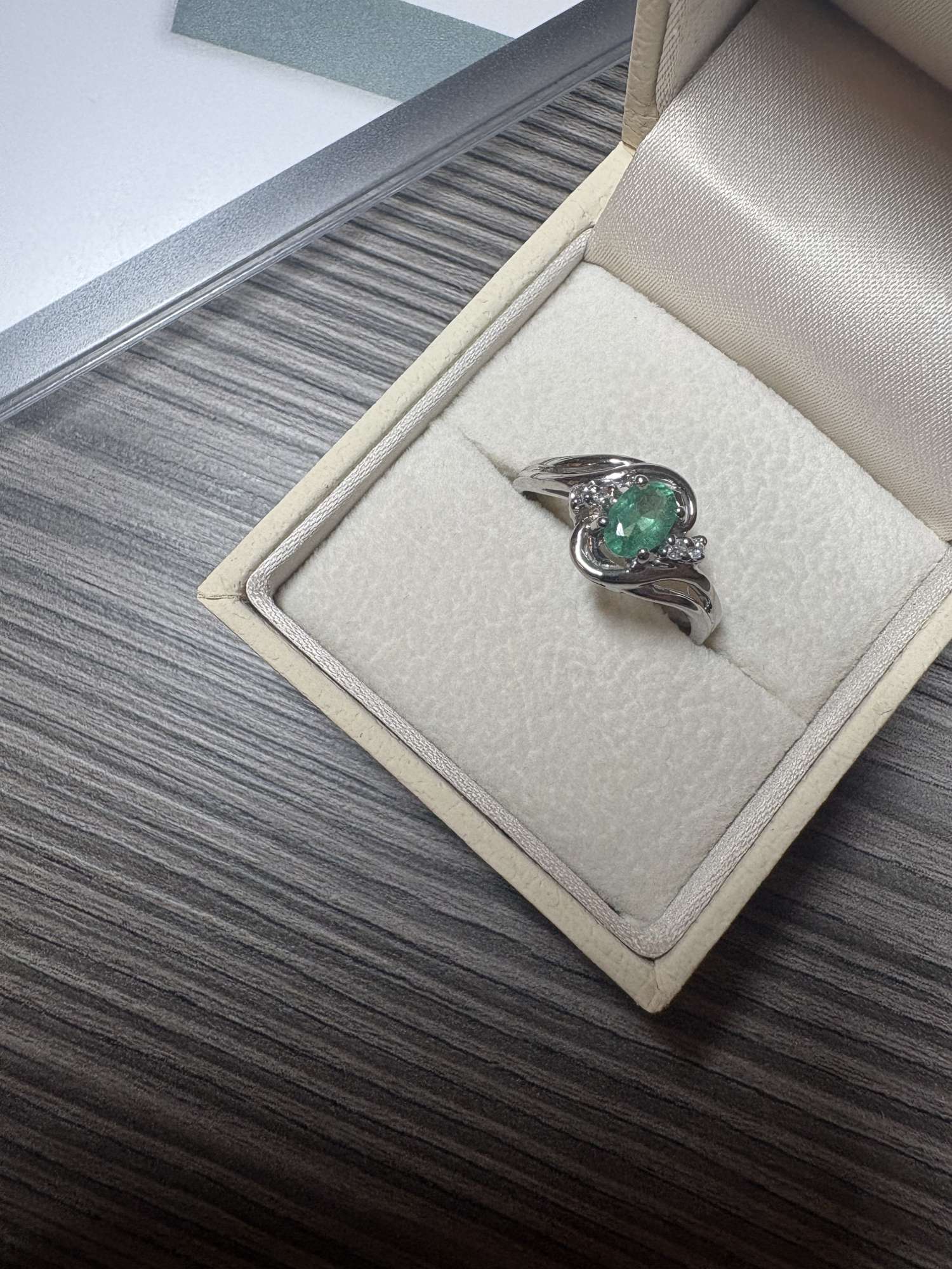 14k prsteň z bieleho zlata so smaragdom a diamantmi