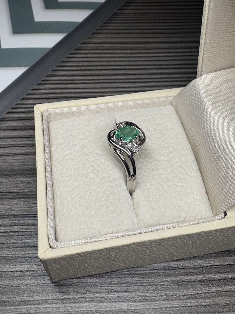 14k prsteň z bieleho zlata so smaragdom a diamantmi