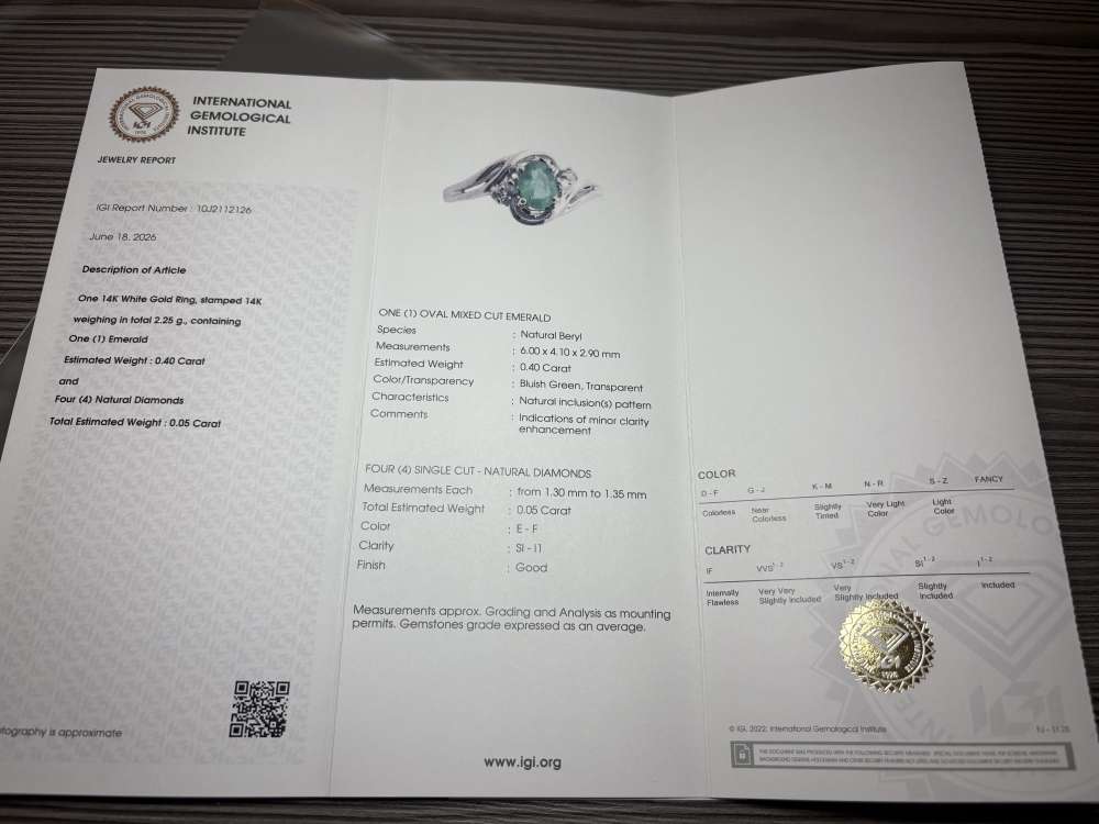 14k prsteň z bieleho zlata so smaragdom a diamantmi