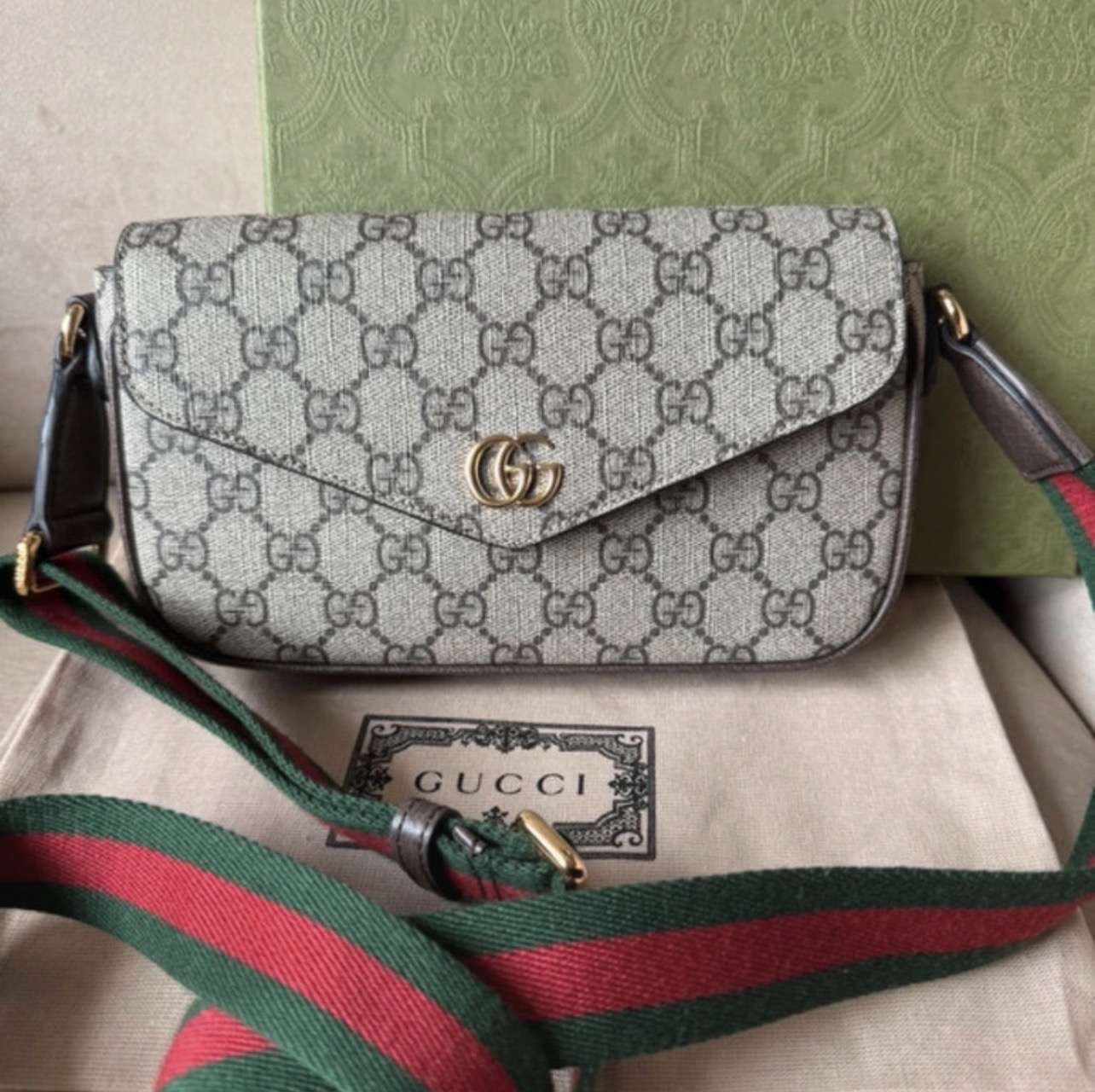Ophidia pochette