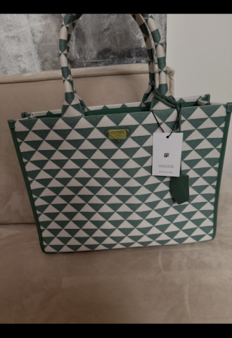 https://www.vipluxury.sk/Prada
