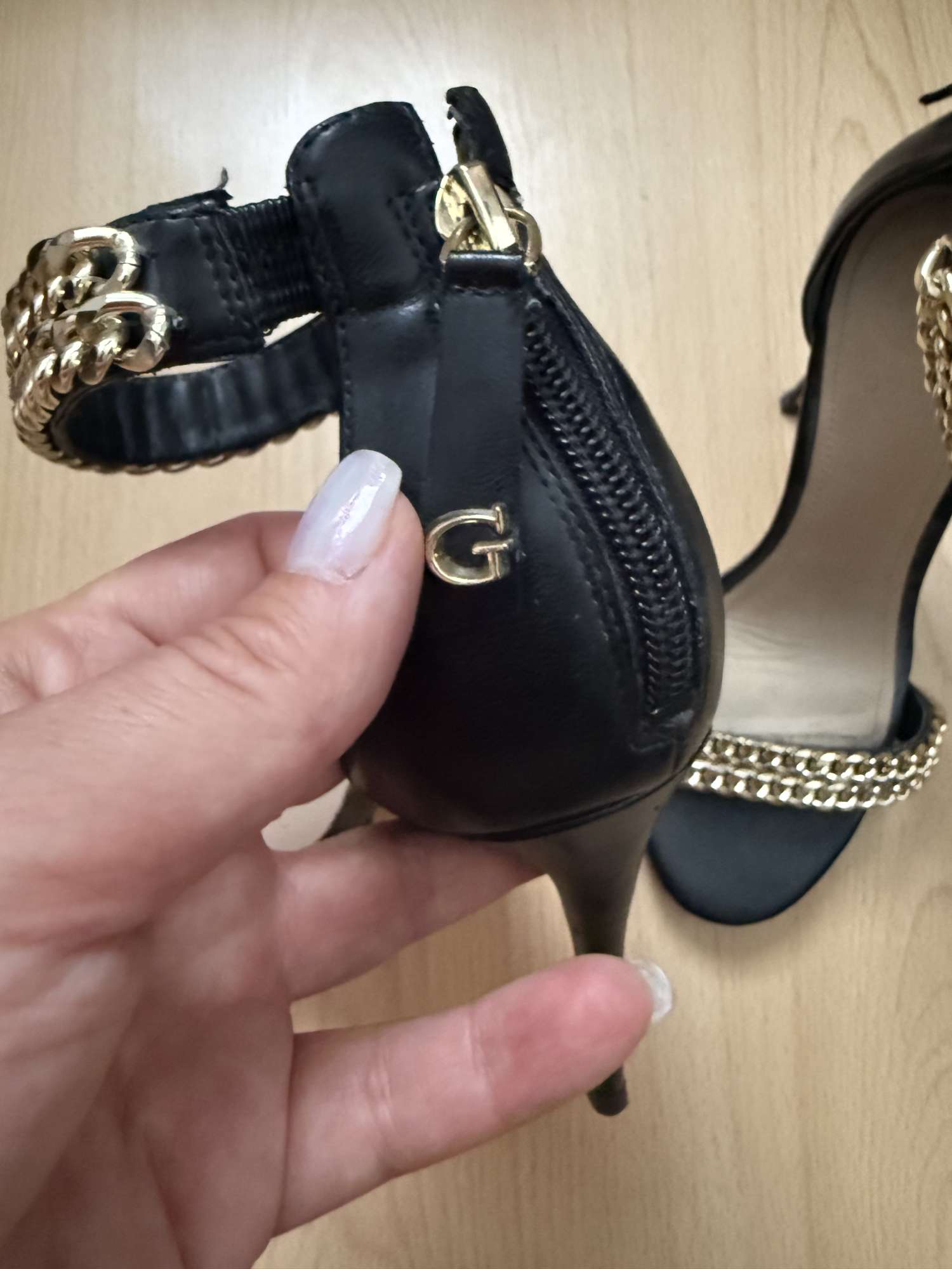Guess sandálky 35